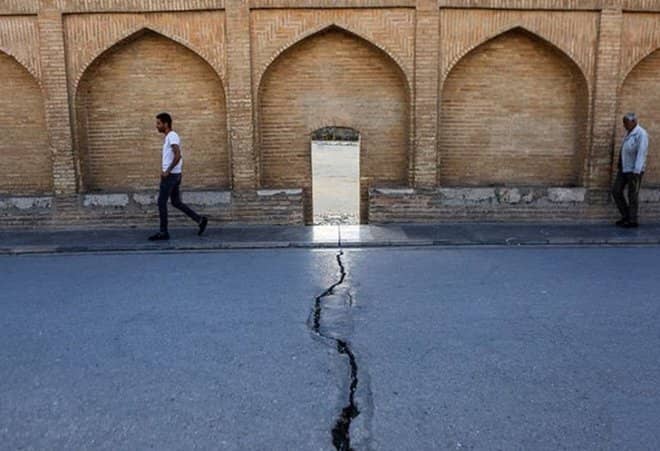 بناها در کام فرونشست ها