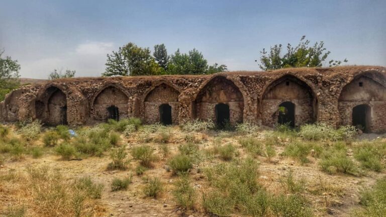 کاروانسرای صفویه دوکوهک در حال تخریب