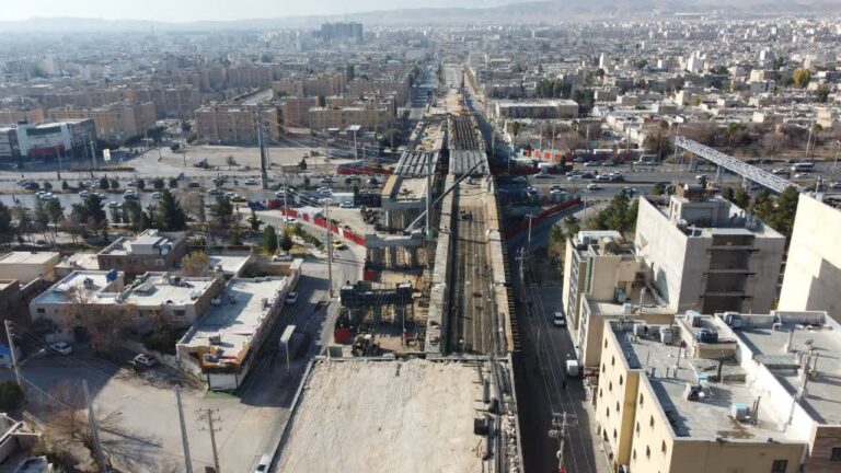 اجرای عملیات بتن‌ ریزی در عرشه تقاطع غیر همسطح قائم-رحمت-احمدی